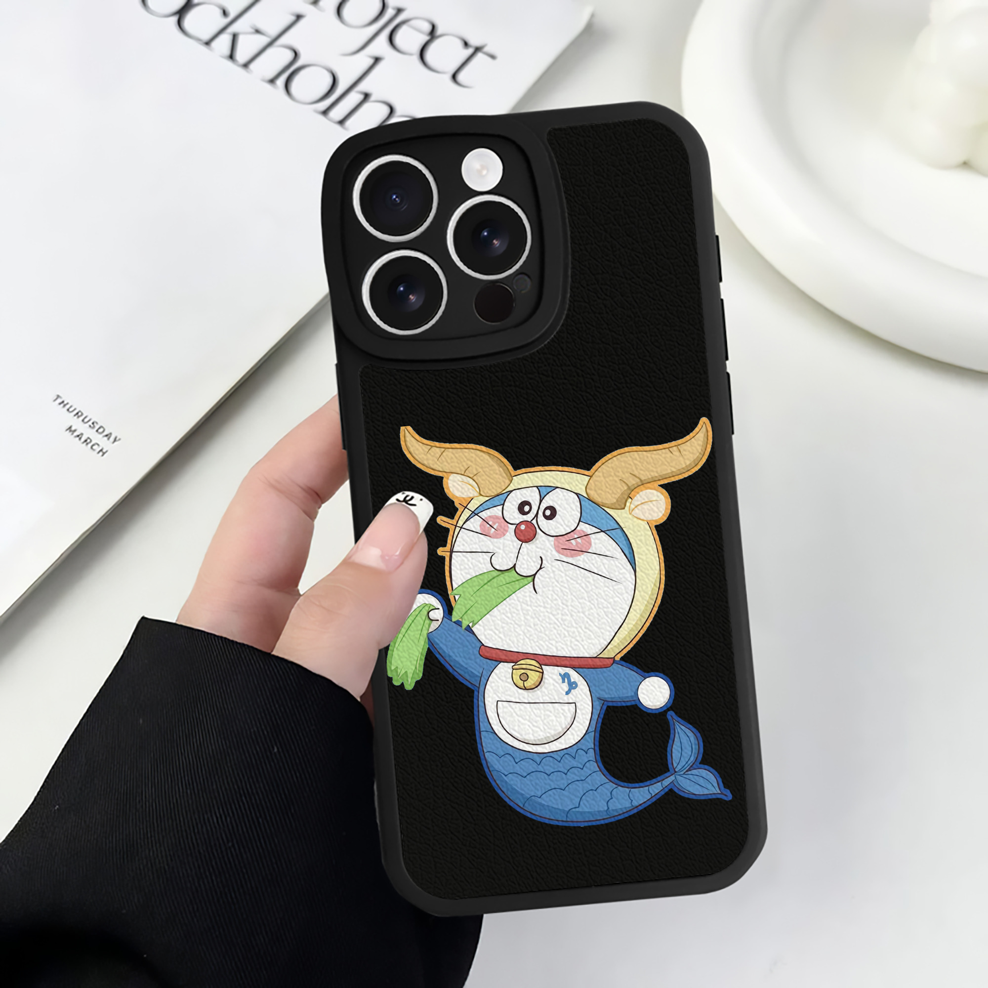 （画像用） ドラえもん Doraemon 【iPhone 16シリーズ対応】シリコンスマホケース（レザー調） 材質：シリコン